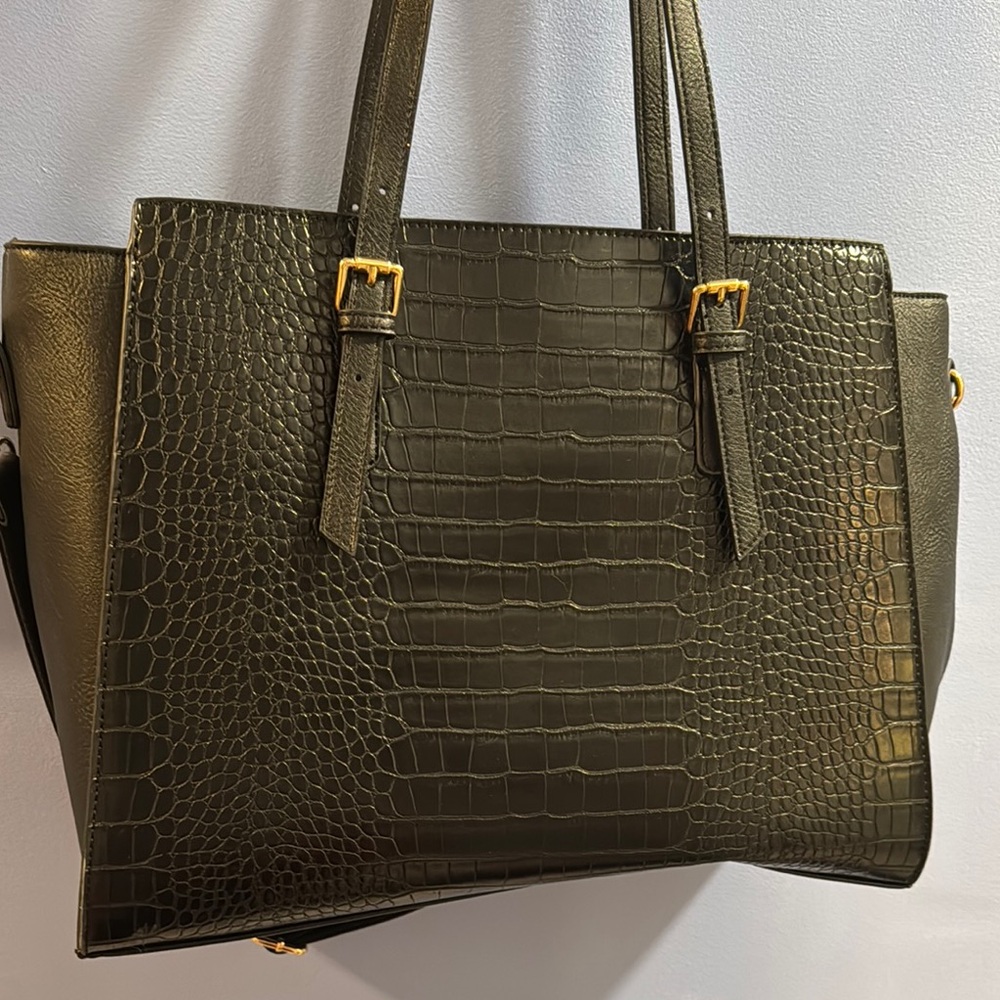 Elegant Crocodile-Embossed Black Tote Bag